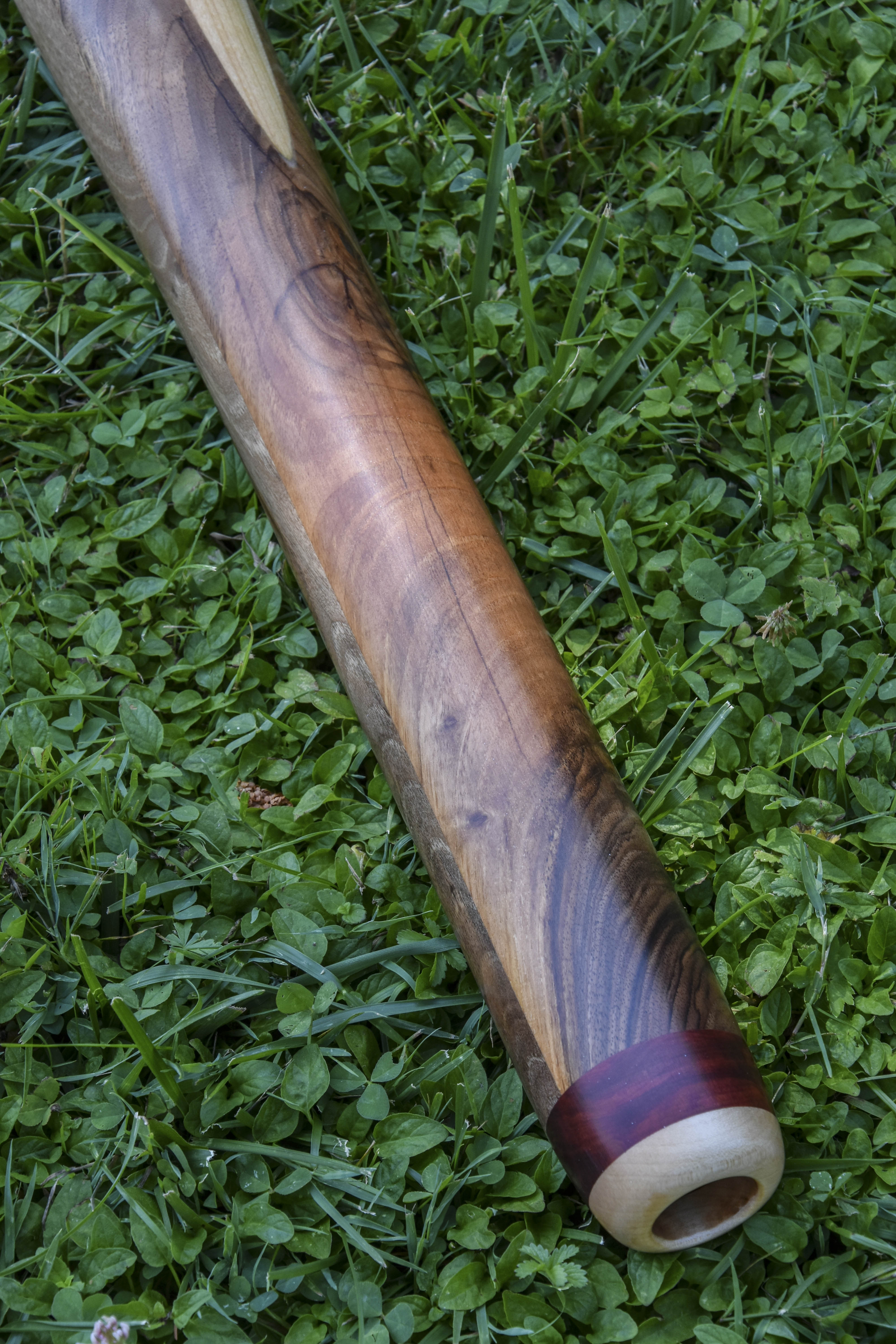 Didgeridoo, en Mi, fabriqué en bois de noyer avec une cloche ronde en merisier et frêne